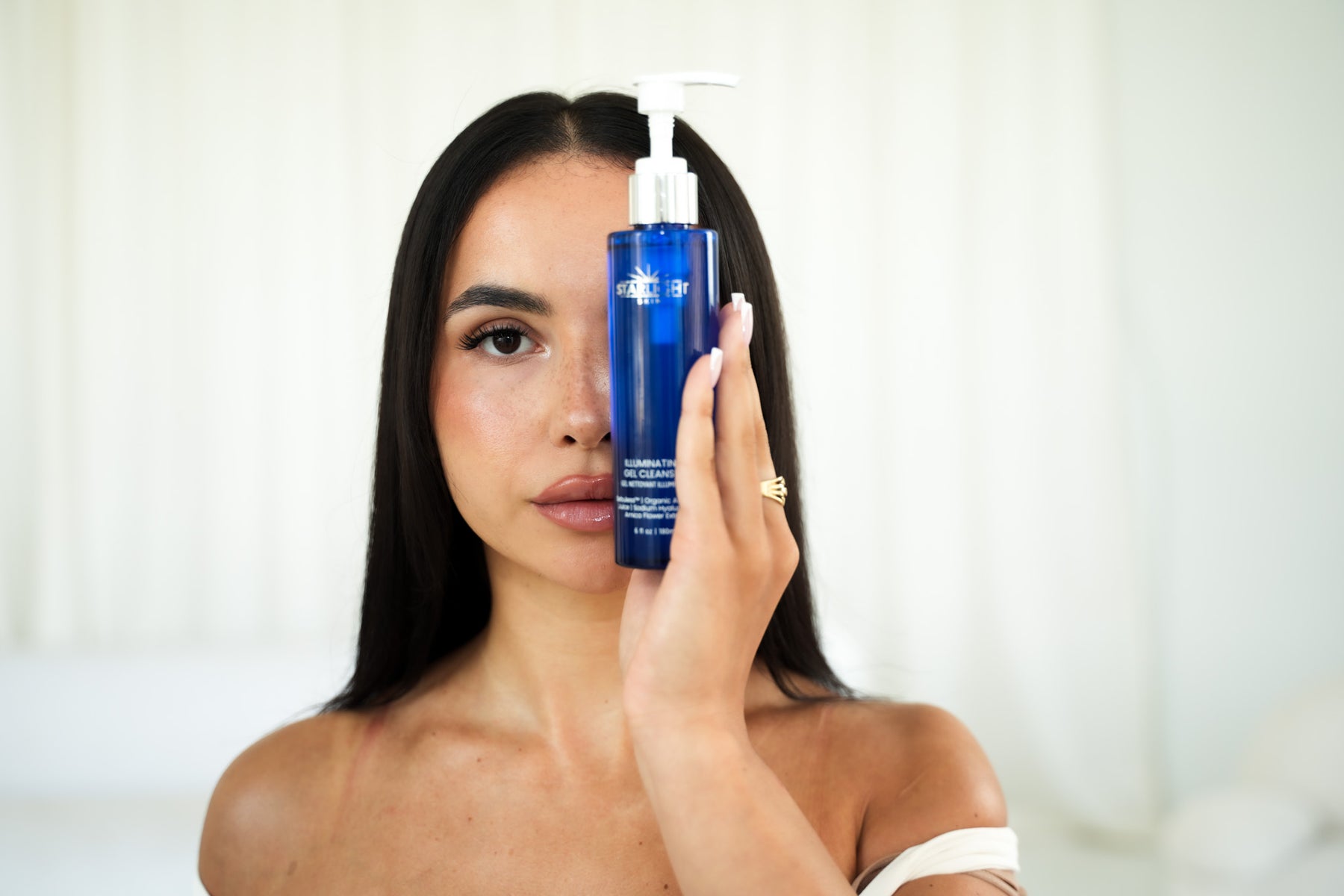 Client holding the Illuminating Gel cleanser